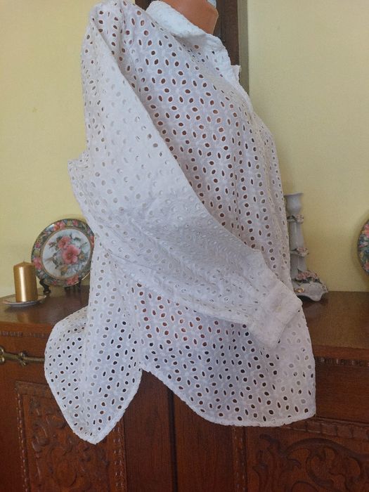 Redusa! Romantica, eleganta, camasa noua superba din broderie englezeasca, croi impecabil