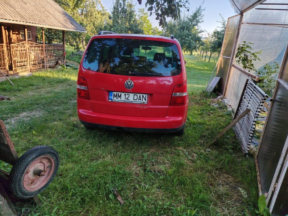 Vând touran cu motor defect