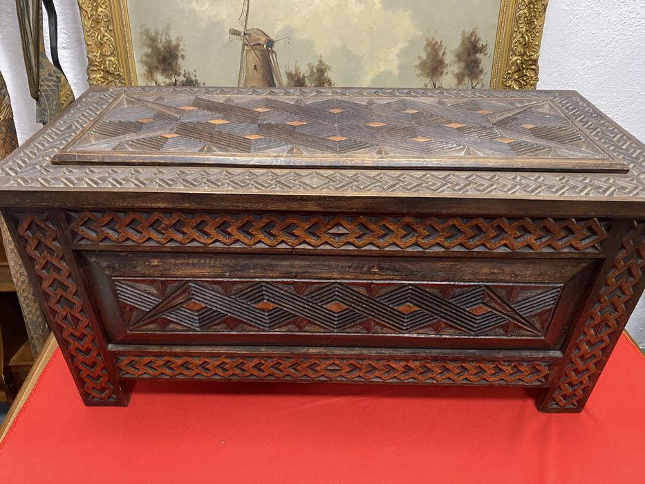 Френски сандък от дън с дърворезба