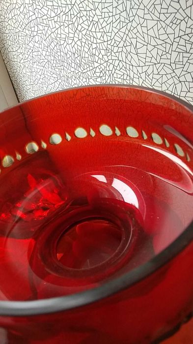 Вазы из красного и синего  стекла.