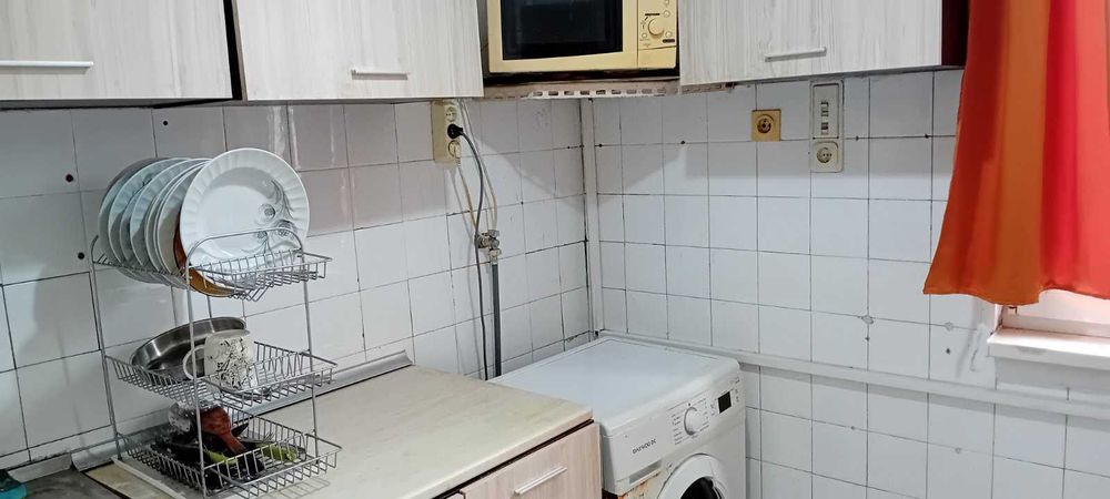 Самостоятелен  първи етаж от масивна  къща с магазин