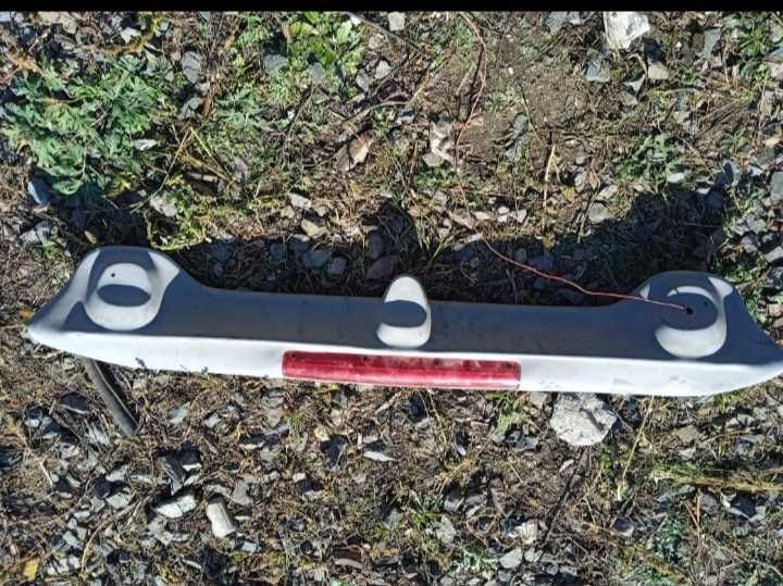 Продам универсальный спойлер