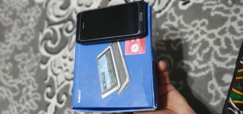 Telefon Nokia E7 sotiladi
