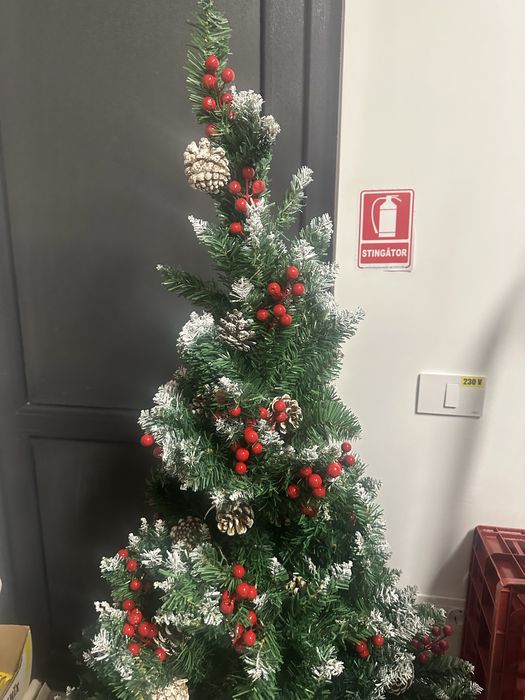 Brad artificial cu ramuri albe si decoratiuni