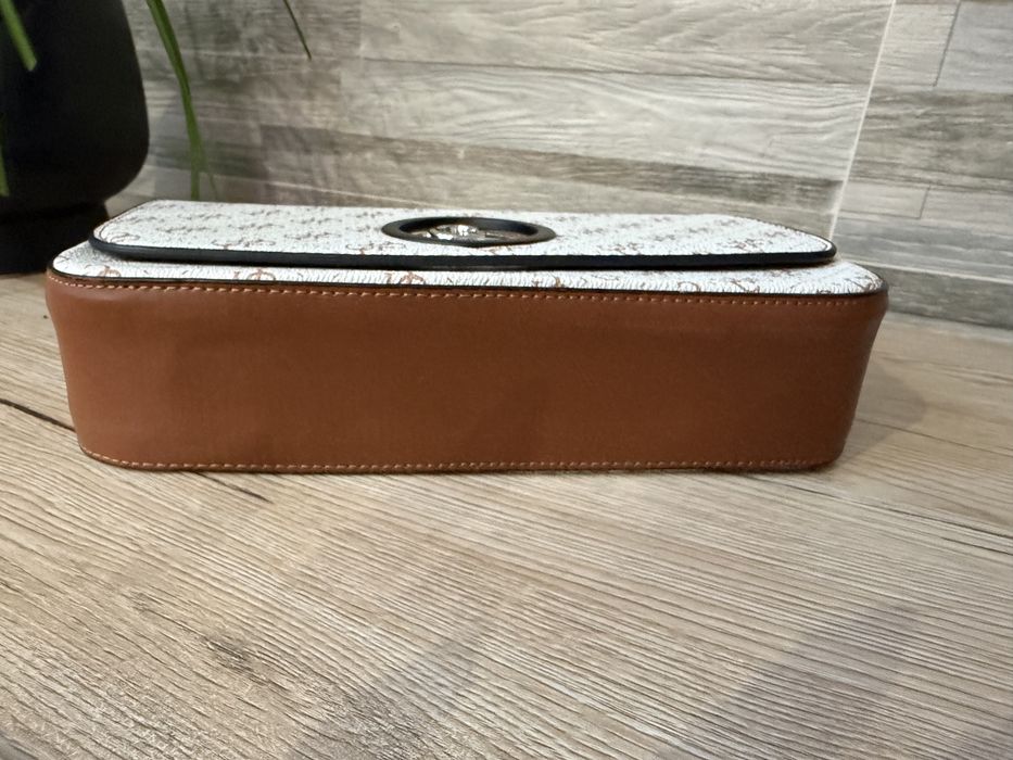 Дамска чанта guess