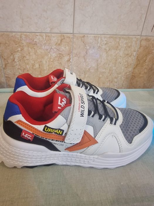 Продам новые кроссовки