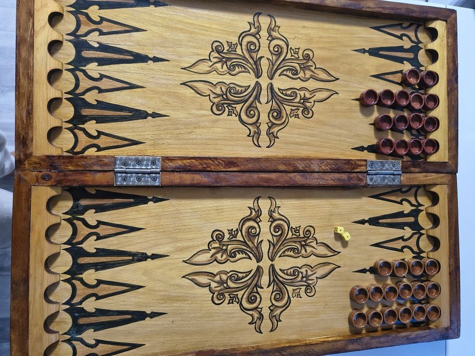 Ръчно изработена дървена табла (бекгемън) – резба, над 20 години