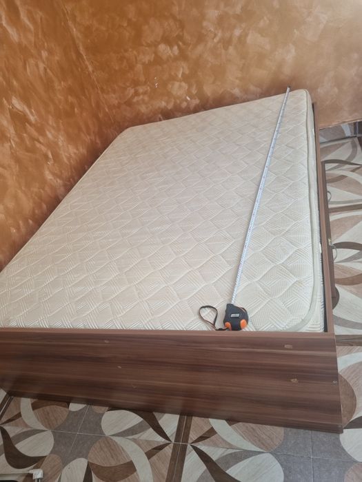 Vând pat cu saltea 130 140