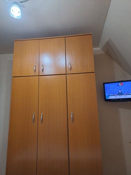 Гардероб в перфектно състояние и спалня с две нощни шкафчета