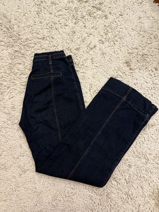 Джинсы в отличном. Размер на фото.