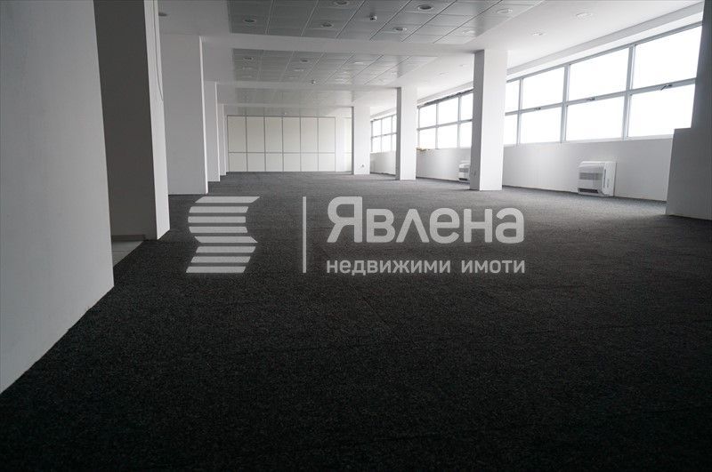 Офис в бизнес сграда