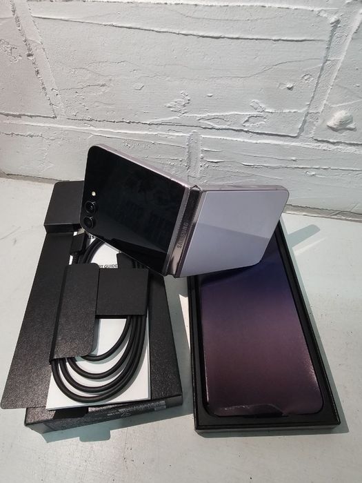 Продается Samsung Galaxy z flip 5