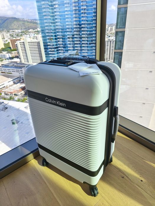 Troler Calvin Klein  cumpărat din Hawaii