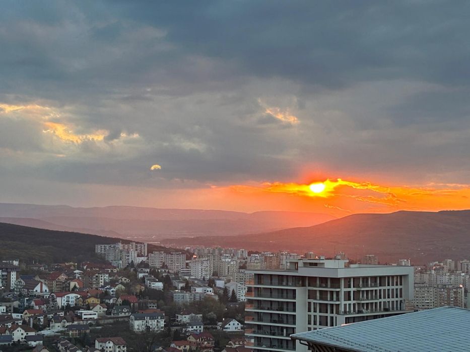 Inchiriez apartament in Zorilor, zona de case, curte