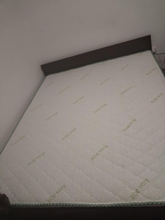 Vând pat cu tot cu saltea