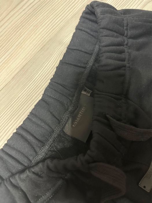 Pantaloni Essentials negrii / black