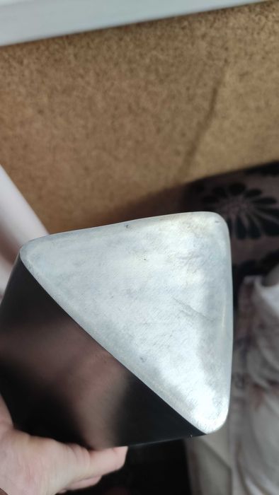 Висока стоманена ваза с модерен геометричен дизайн