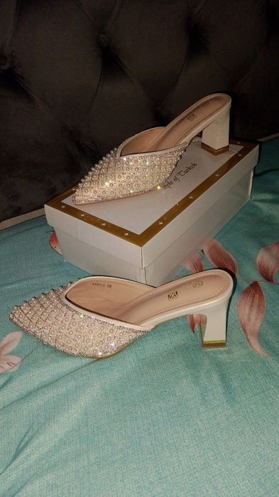 Kelinlar oyoq kiyimi yangi kiyilmagan