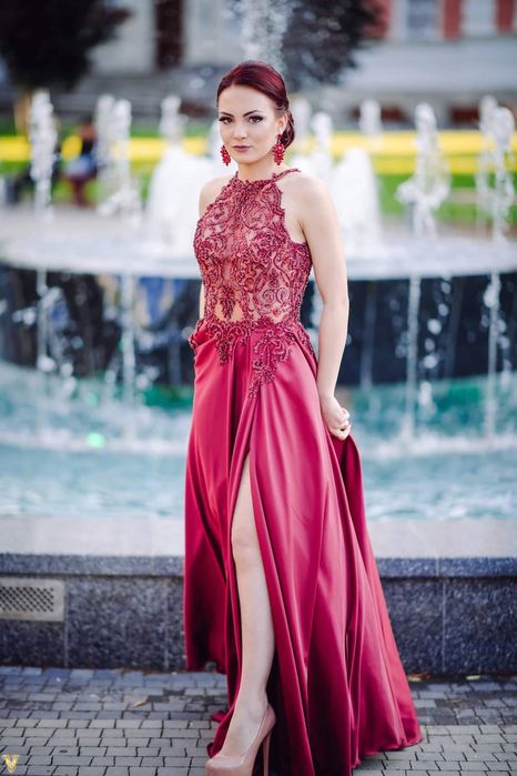 Бална рокля с гол гръб