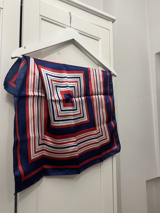 Eșarfă satin albastră cu roșu pătrată 50 cm x 50 cm bandană old money