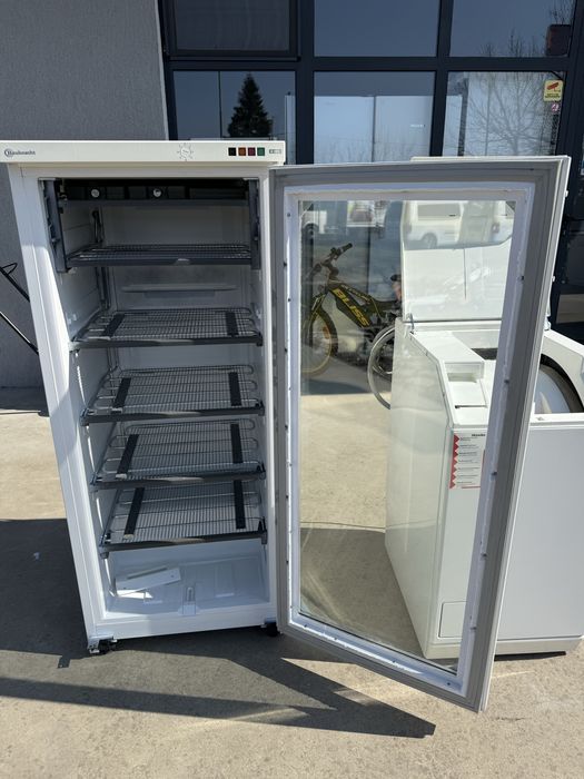 Минусова хладилна витрина Bauknecht 140см