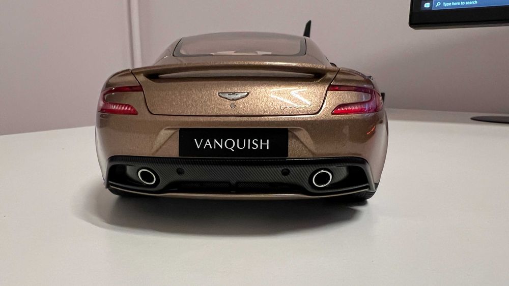 Macheta Aston Martin Vanquish - AUTOart 1:18
