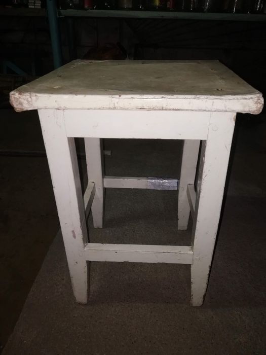 Стул белый деревянный