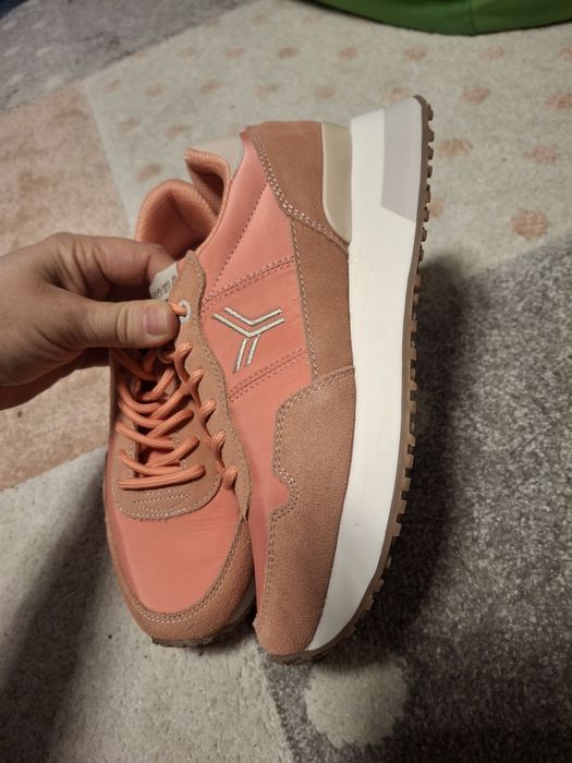 Adidasi noi cu eticheta marimea 36