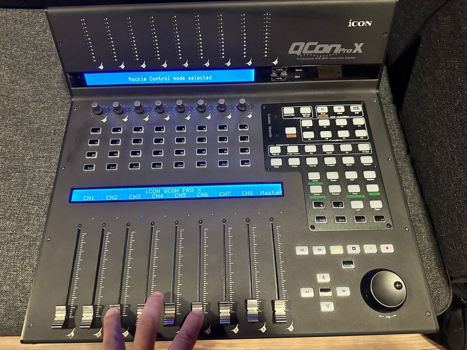 iCon Qcon Pro X DAW Controller - Миди контролер