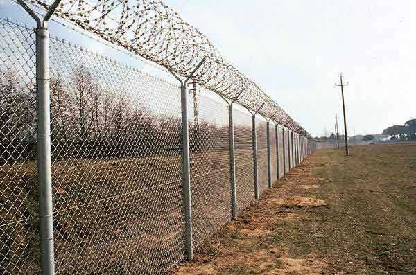 Оцинкованная колючая проволка егоза