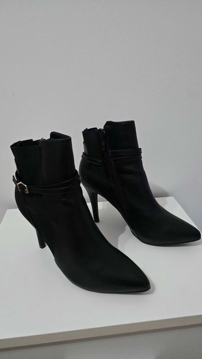 Vând botine elegante cu toc stiletto culoarea neagră