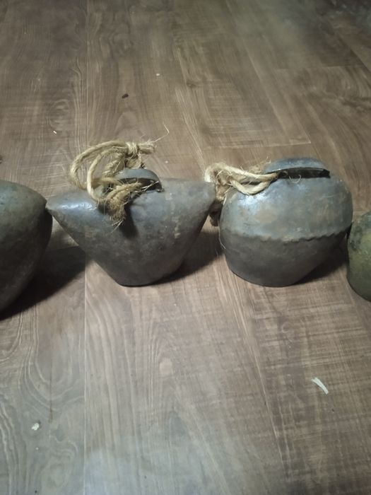 Vând clopotele de pus pe animale