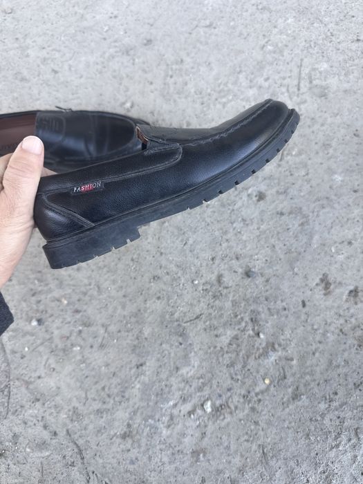 Отдам бесплатно обувь школьная для мальчика