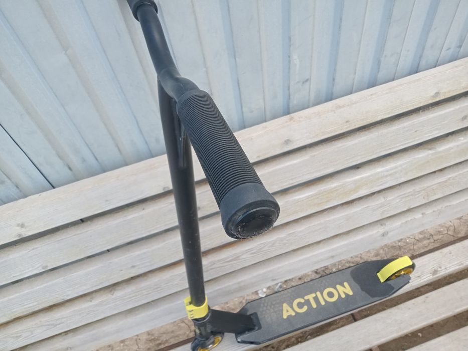 Самокат черного цвета.