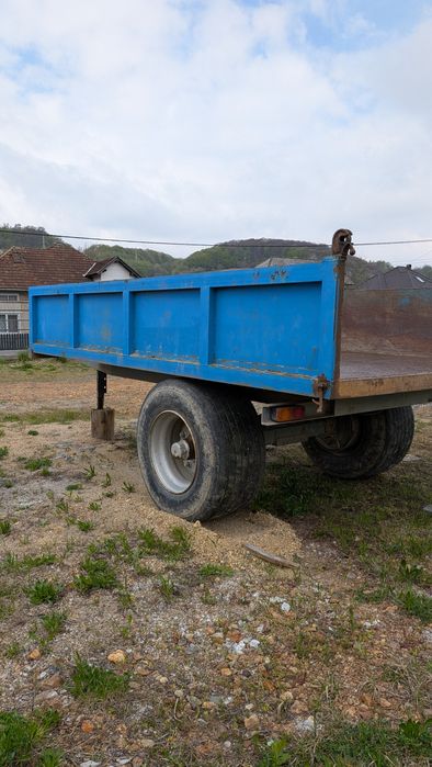 Vand remorca basculabila