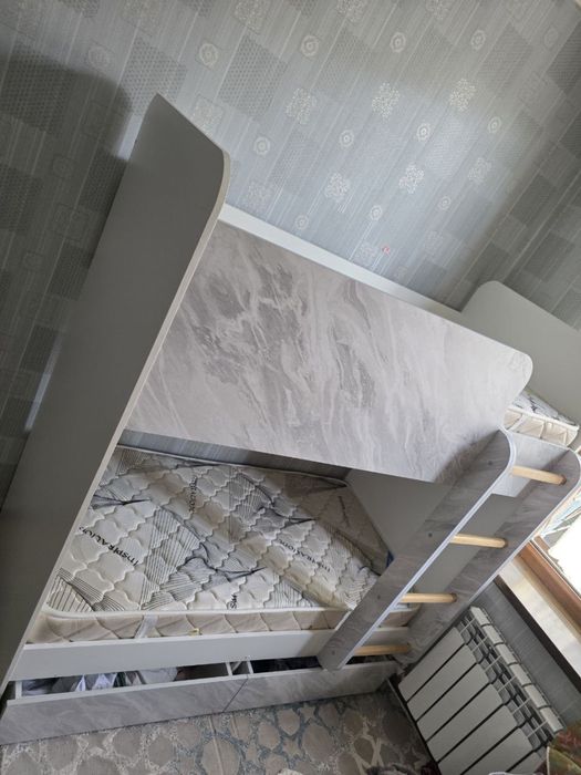 Shkaf, bolalar uchun dars stoli va bollar kravati sotiladi