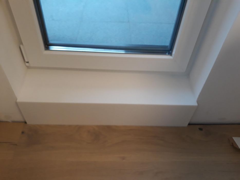 Подпрозорачни первази от акрилен камък.