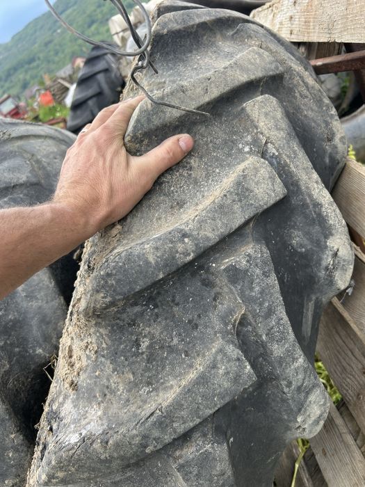 Vand 2 cauciucuri 12,4/28 tractor marca bkt mai multe detali la tel