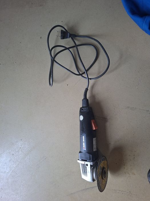 Polizor unghiular Black Decker