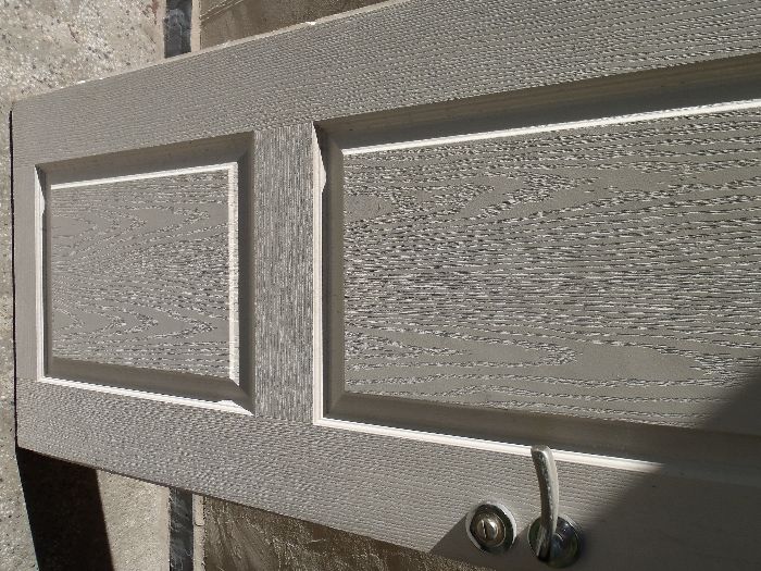 Бяла интериорна врата с брава със заключване