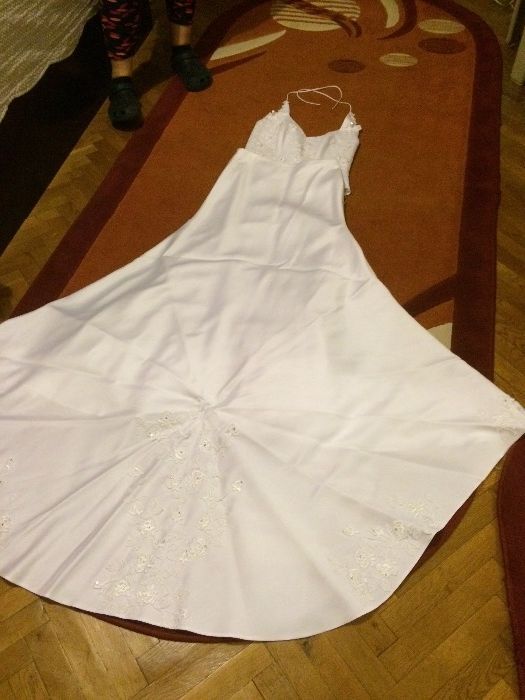 Rochie mireasa facuta la comanda. Are detalii de dantela si strasuri