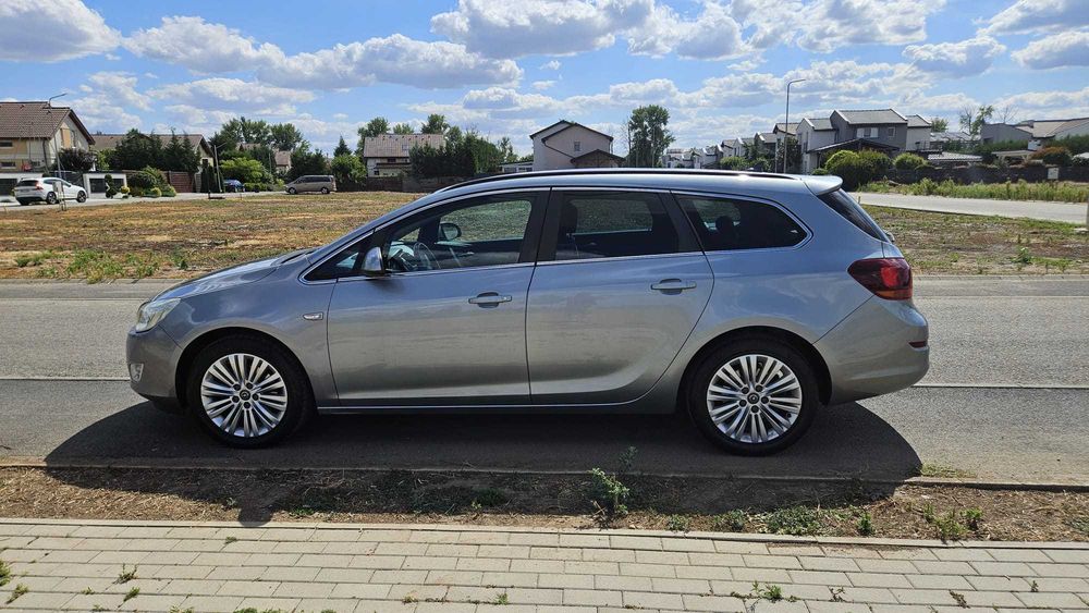 Vând Opel Astra J Sports Tourer 2011, 1.7 Diesel