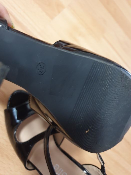 Sandale cu toc înalt