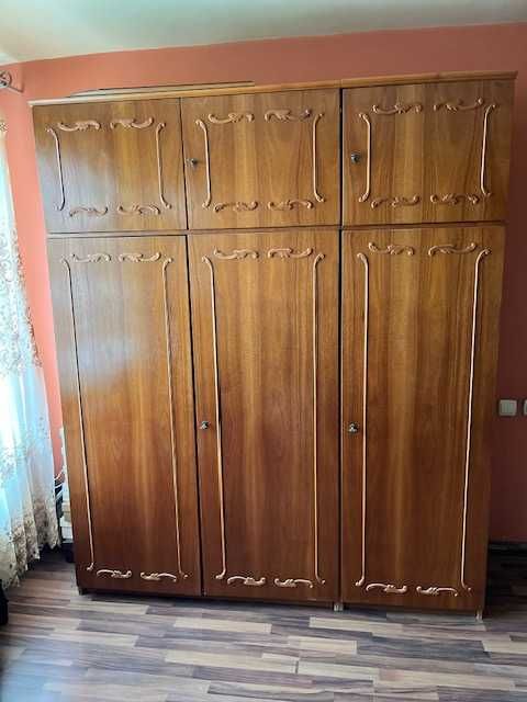 Vand mobila de living.