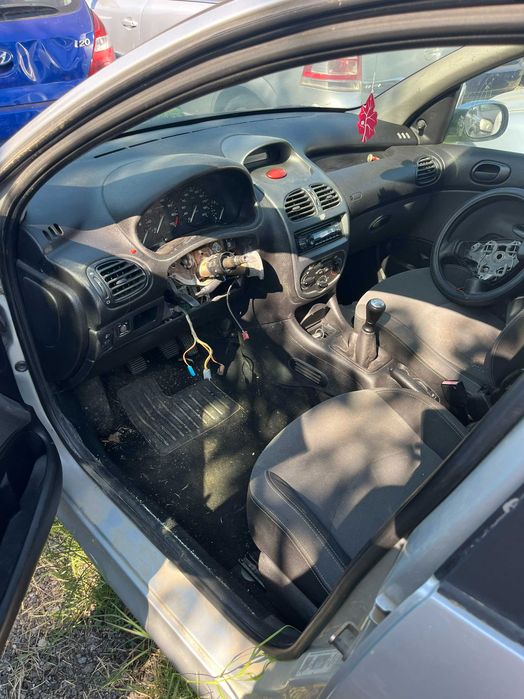 Dezmembrez Peugeot 206 gri argintiu 1,4 benzina 2006