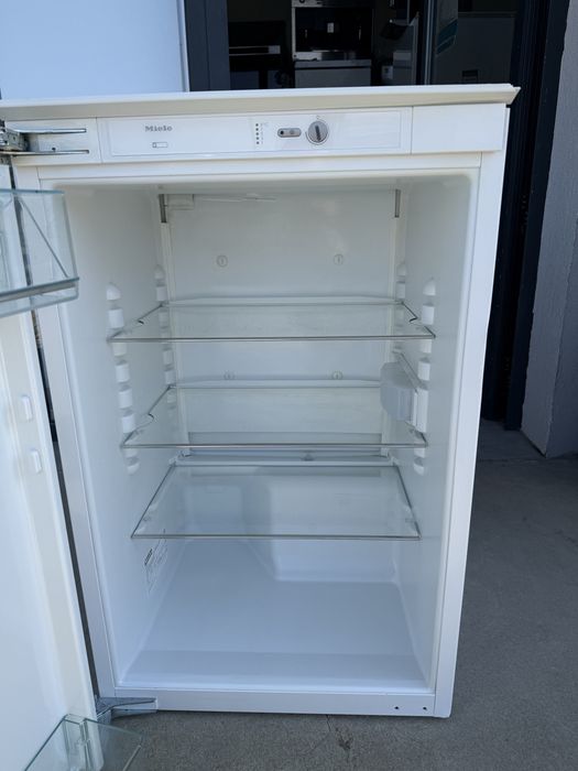 Малък хладилник за вграждане Миеле