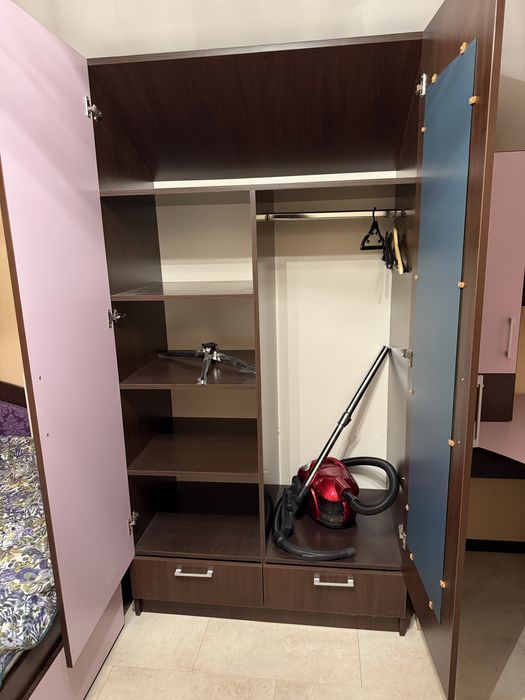 Pat+saltea, șifonier, birou și etajeră