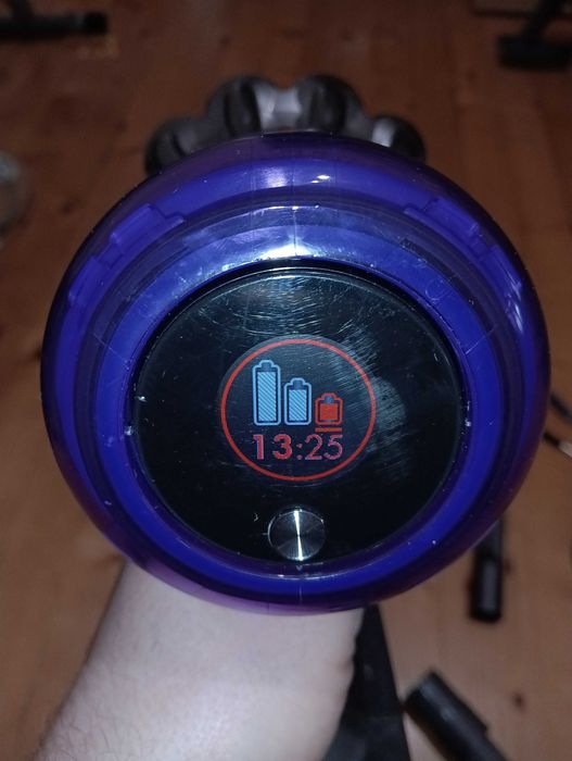 Отлична прахосмукачка Дайсън V11 с добра батерия и аксесоари