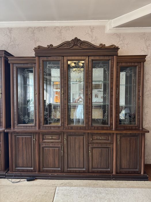 Сервант в хорошем состоянии