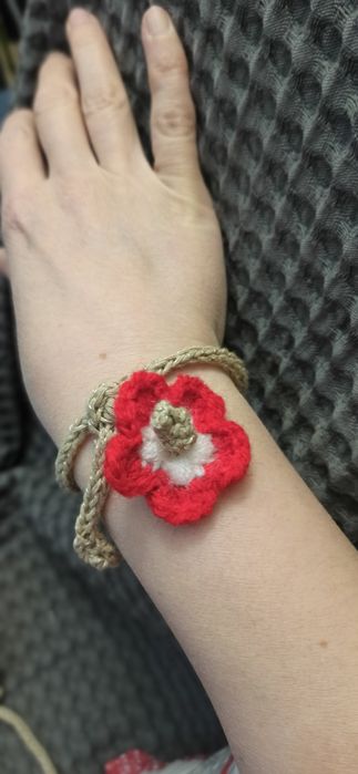 Мартеници, ръчно плетени